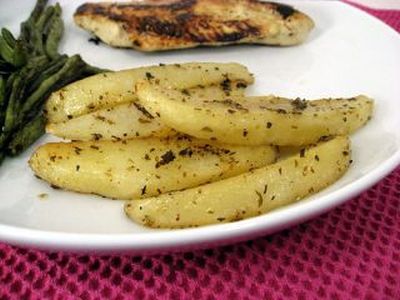 Patates Fournou (Garlic Potatoes in the Oven)